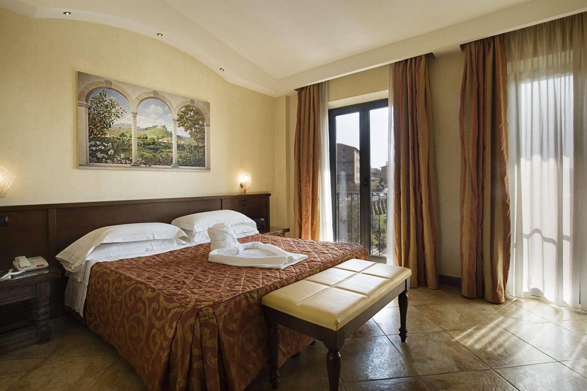 Hotel Athena Siena Bagian luar foto